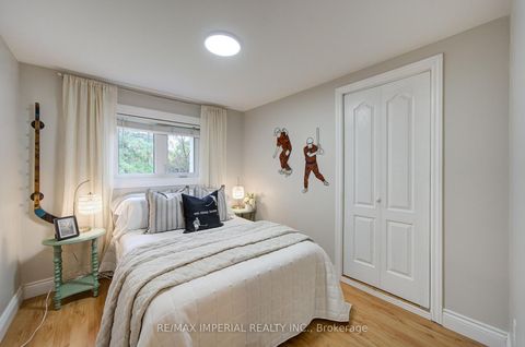 Photo 18 at 19 Penwick Crescent, North Richvale, Richmond Hill