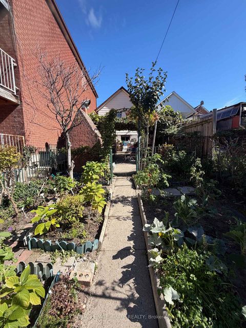 Photo 2 at 40 Avon Avenue, Smythe, Toronto