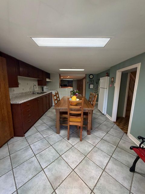 Photo 10 at 40 Avon Avenue, Smythe, Toronto