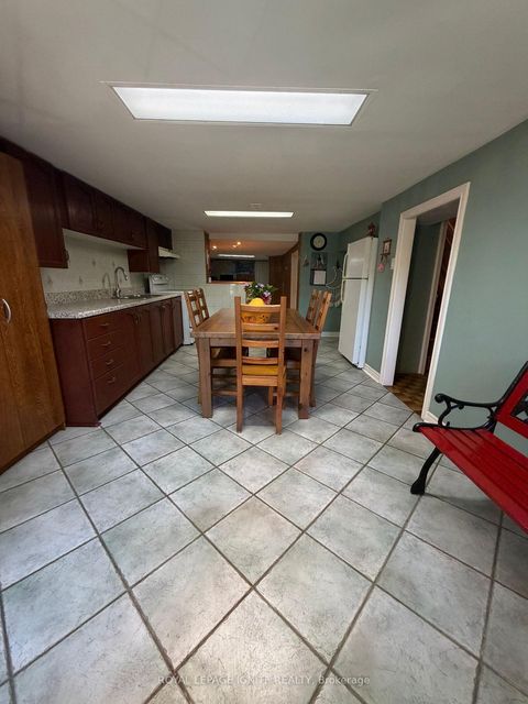 Photo 15 at 40 Avon Avenue, Smythe, Toronto