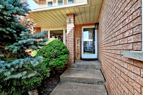 Photo 2 at 62 Castlehill Road, Maple, Vaughan