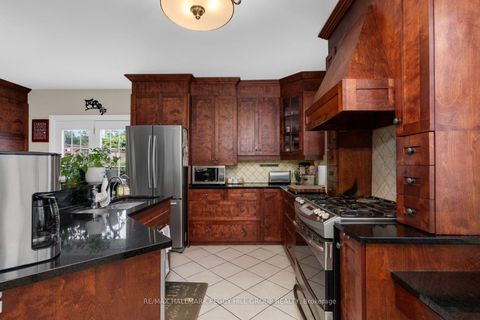 Photo 2 at 12 Beacon Road, Holly, Barrie