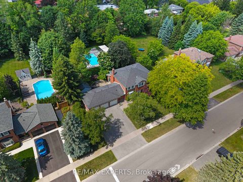 Photo 2 at 160 Burton Grove, King City, King