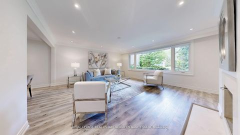 Photo 2 at 15 Farrington Drive, Windfields, Toronto