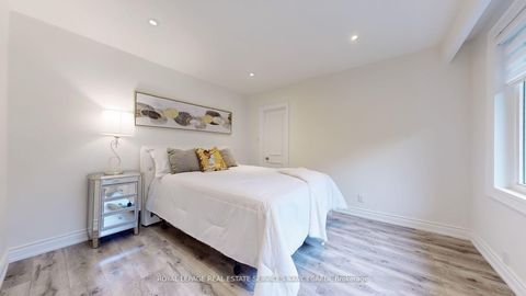 Photo 18 at 15 Farrington Drive, Windfields, Toronto