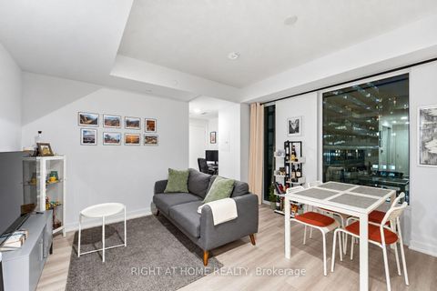 Photo 4 at 803 - 238 Simcoe Street, Chinatown, Toronto