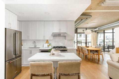 Photo 1 at 805 - 533 Richmond Street W, Waterfront Communities C1, Toronto