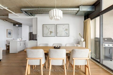 Photo 2 at 805 - 533 Richmond Street W, Waterfront Communities C1, Toronto