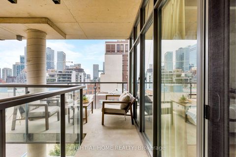 Photo 4 at 805 - 533 Richmond Street W, Waterfront Communities C1, Toronto