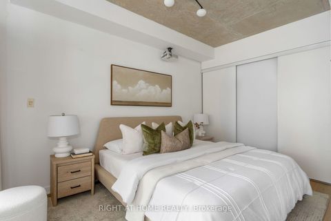 Photo 10 at 805 - 533 Richmond Street W, Waterfront Communities C1, Toronto
