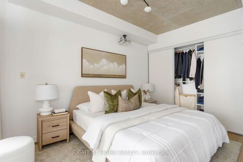 Photo 11 at 805 - 533 Richmond Street W, Waterfront Communities C1, Toronto