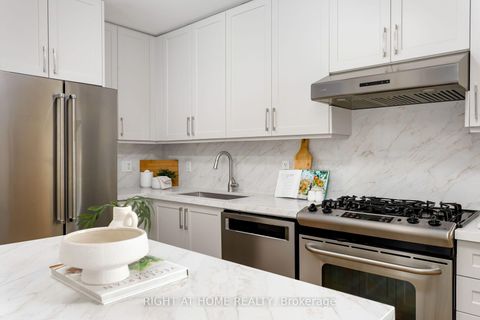 Photo 13 at 805 - 533 Richmond Street W, Waterfront Communities C1, Toronto
