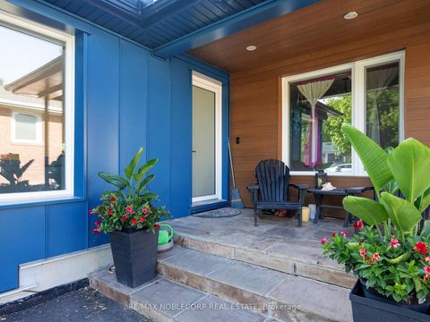 Photo 3 at 100 Rockport Crescent, Crosby, Richmond Hill
