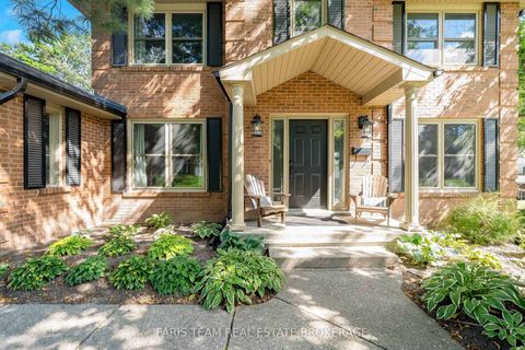 Photo 3 at 1 Susan Place, Sunnidale, Barrie