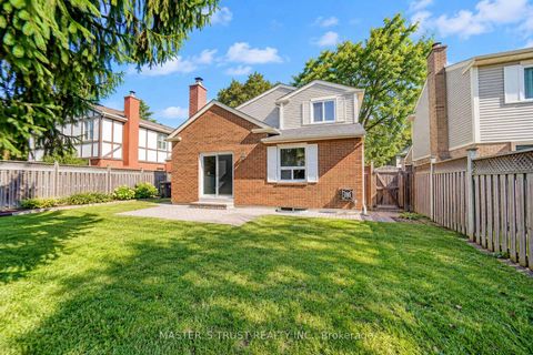 Photo 2 at 3 Longbow Square, Steeles, Toronto