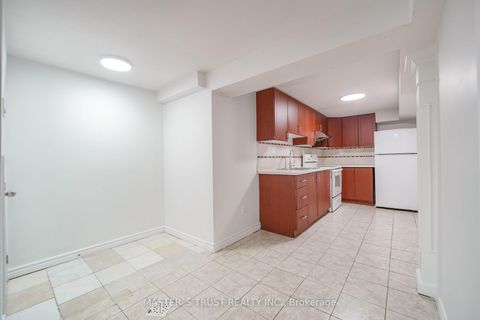 Photo 17 at 3 Longbow Square, Steeles, Toronto