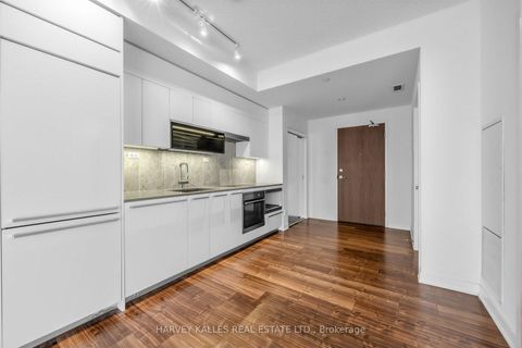 Photo 6 at 608 - 90 Queens Wharf Road, Waterfront Communities C1, Toronto