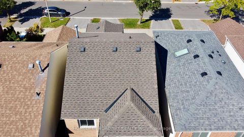 Photo 3 at 51 Jonathan Gate, Yorkhill, Vaughan