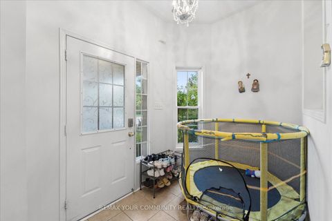 Photo 2 at 44 Antique Drive, Oak Ridges Lake Wilcox, Richmond Hill