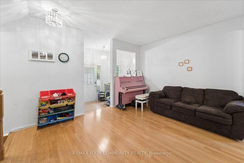 Photo 4 at 44 Antique Drive, Oak Ridges Lake Wilcox, Richmond Hill