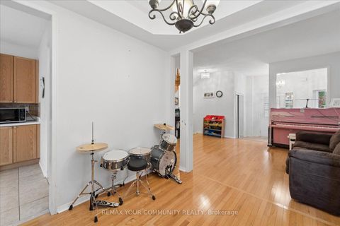 Photo 11 at 44 Antique Drive, Oak Ridges Lake Wilcox, Richmond Hill