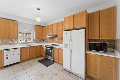 Photo 14 at 44 Antique Drive, Oak Ridges Lake Wilcox, Richmond Hill