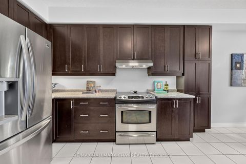 Photo 2 at 43 Graihawk Drive, Ardagh, Barrie