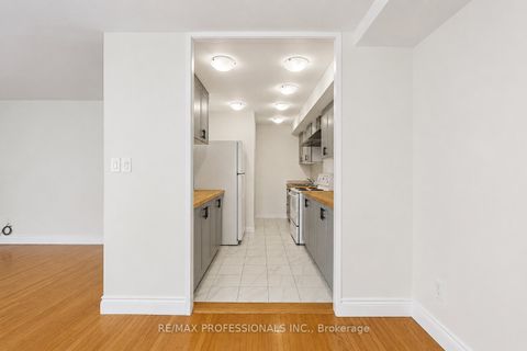 Photo 10 at 20 - 160 Carsbrooke Road, Etobicoke West Mall, Toronto