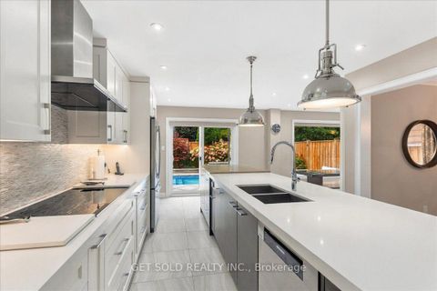 Photo 11 at 10 Coldwater Court, Beverley Glen, Vaughan