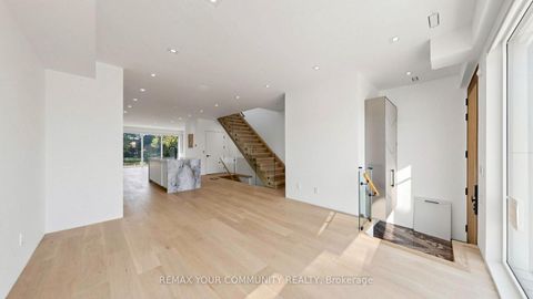 Photo 2 at 2970B Bayview Avenue, Willowdale East, Toronto
