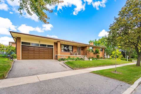Photo 2 at 4 Dunreo Drive, CFB, Toronto
