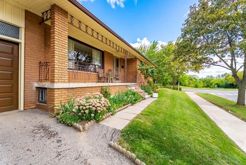 Photo 3 at 4 Dunreo Drive, CFB, Toronto