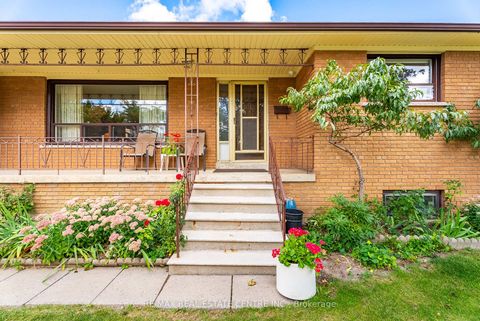 Photo 5 at 4 Dunreo Drive, CFB, Toronto