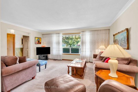 Photo 9 at 4 Dunreo Drive, CFB, Toronto