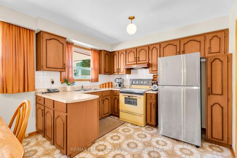 Photo 14 at 4 Dunreo Drive, CFB, Toronto