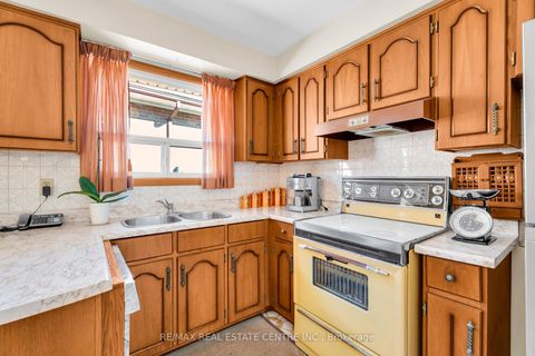 Photo 17 at 4 Dunreo Drive, CFB, Toronto