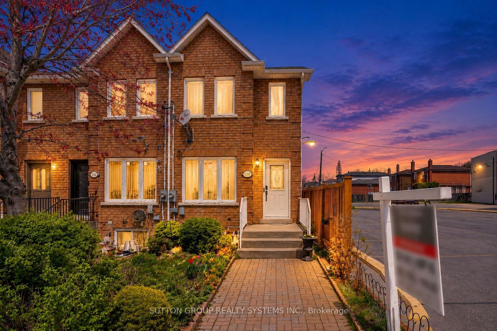 2138 Eglinton Avenue W, Belgravia, Toronto 