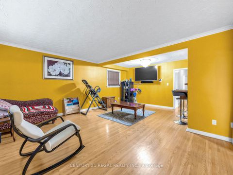 Photo 3 at 121 Janray Drive, Woburn, Toronto