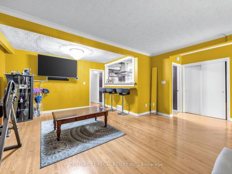 Photo 4 at 121 Janray Drive, Woburn, Toronto