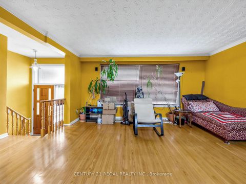 Photo 7 at 121 Janray Drive, Woburn, Toronto