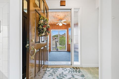 Photo 2 at 29 Heavitree Drive, CFB, Toronto