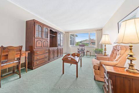 Photo 4 at 29 Heavitree Drive, CFB, Toronto