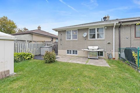 Photo 26 at 29 Heavitree Drive, CFB, Toronto