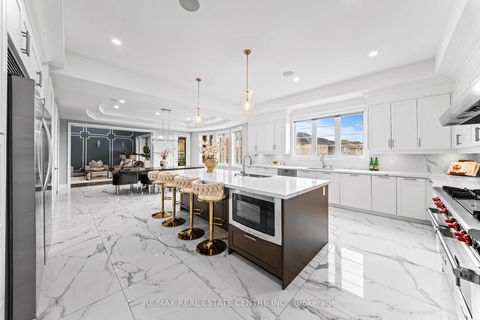 Photo 11 at 10 Rolling Green Court, Kleinburg, Vaughan
