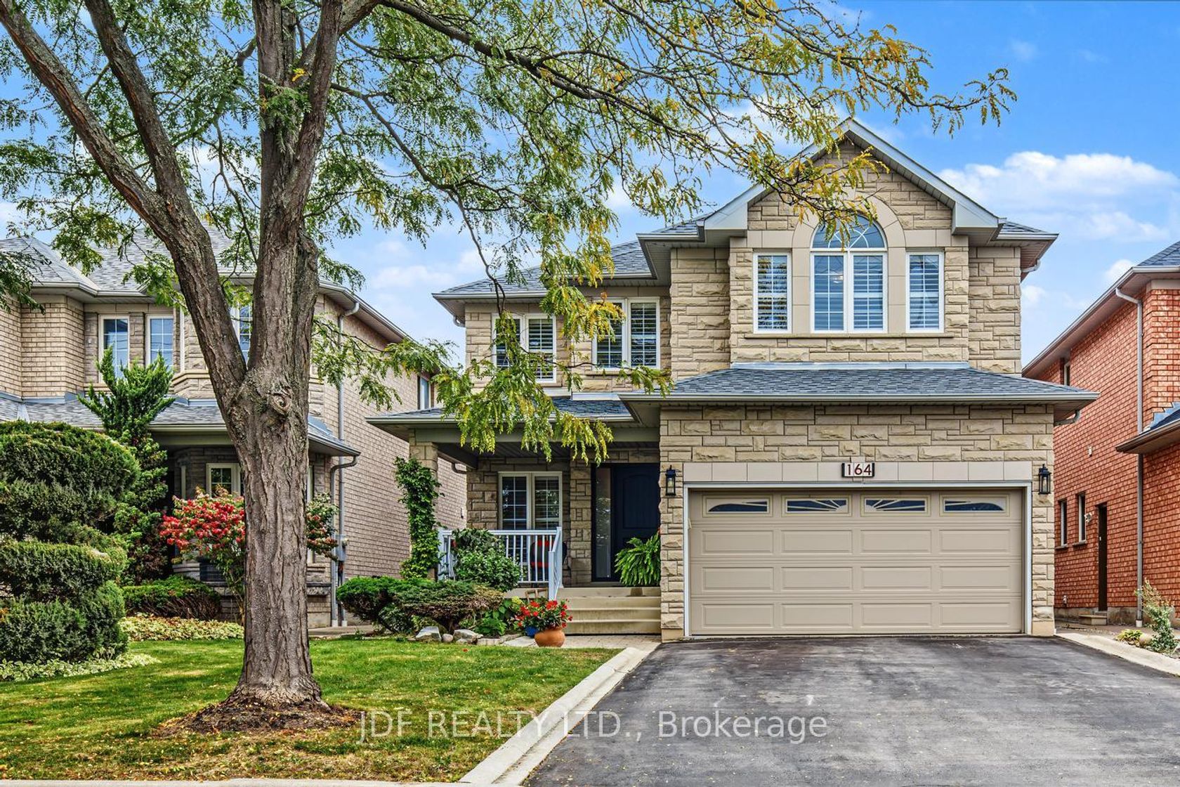 164 Golden Gate Circle, Sonoma Heights, Vaughan photo number 2