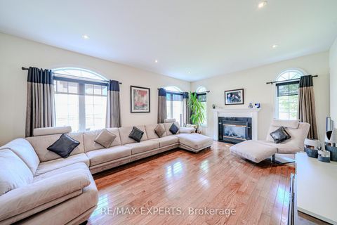 Photo 10 at 6 Elyssa Drive, Bayview Hill, Richmond Hill
