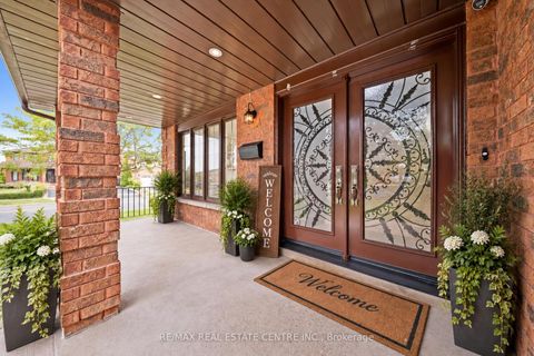 Photo 2 at 2 Hollyburn Court, West Woodbridge, Vaughan