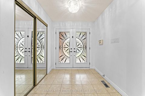 Photo 3 at 2 Hollyburn Court, West Woodbridge, Vaughan