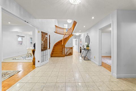 Photo 4 at 2 Hollyburn Court, West Woodbridge, Vaughan