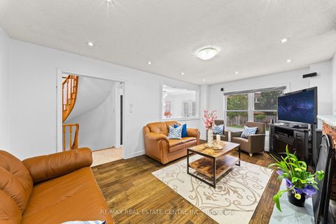 Photo 13 at 2 Hollyburn Court, West Woodbridge, Vaughan